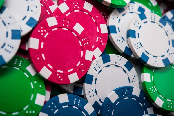 Färgade Pokermarker Grönt Kasino Bord Spelunderhållning — Stockfoto