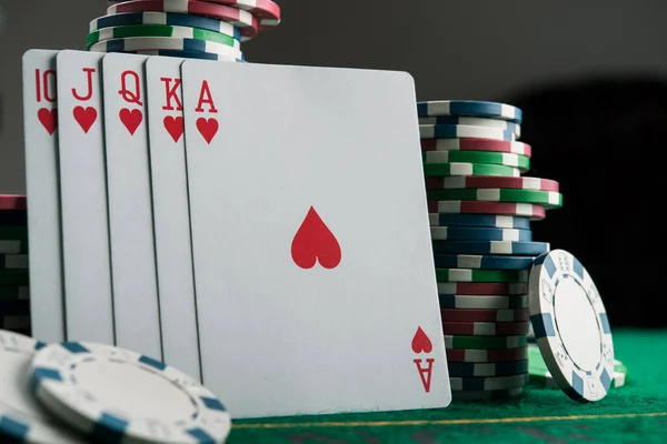 Kunglig Blixt Kort Och Pokermarker Grönt Kasino Bord Framgång Spelandet — Stockfoto
