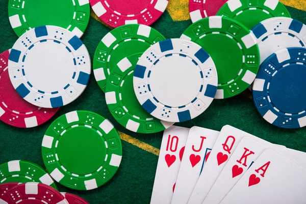 Королівський Спалах Картах Покерних Чипах Зеленому Столі Казино Успіх Азартних — стокове фото