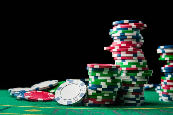 Stapel Poker Chips Tafel Het Casino Zwarte Achtergrond — Stockfoto
