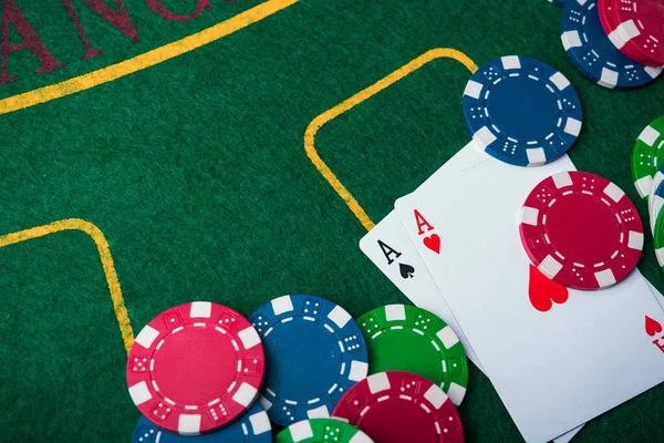 Deux Poker Cartes Jetons Sur Fond Casino — Photo