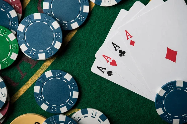 Vier Ass Pokerspiel Casino Chips Chance Auf Den Sieg — Stockfoto