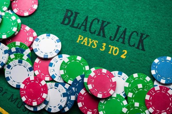 Jetons Poker Colorés Sur Table Casino Verte Divertissement Jeu — Photo