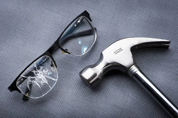 Lunettes Cassées Avec Maillet Métal Sur Fond Noir Colère Agressivité — Photo