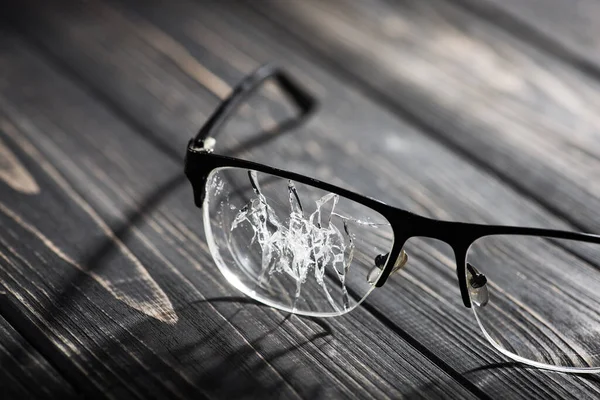 Gebroken Bril Een Houten Tafel Begrip Mislukking Het Bedrijfsleven — Stockfoto