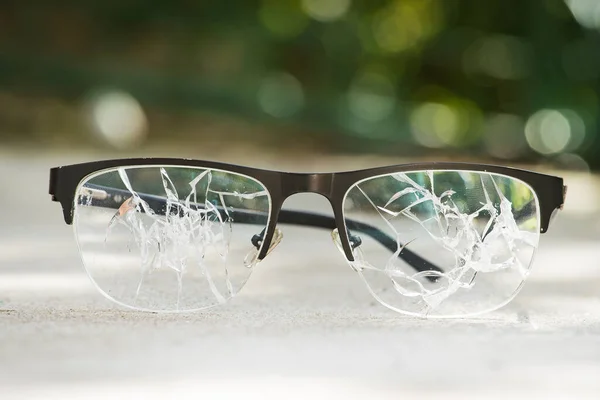 アスファルトの壊れたメガネ 交通事故の概念 — ストック写真