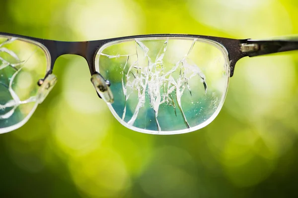 Stłuczone Okulary Zielonym Tle Natury Koncepcja Awarii Ulicy — Zdjęcie stockowe