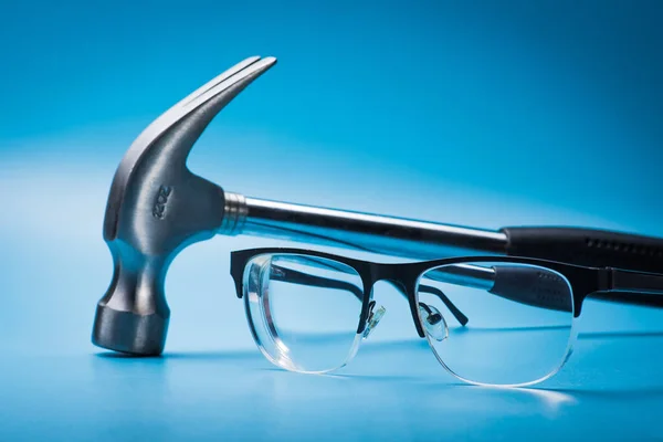 Grande Martelo Metal Com Óculos Fundo Azul Livrar Óculos Visão — Fotografia de Stock