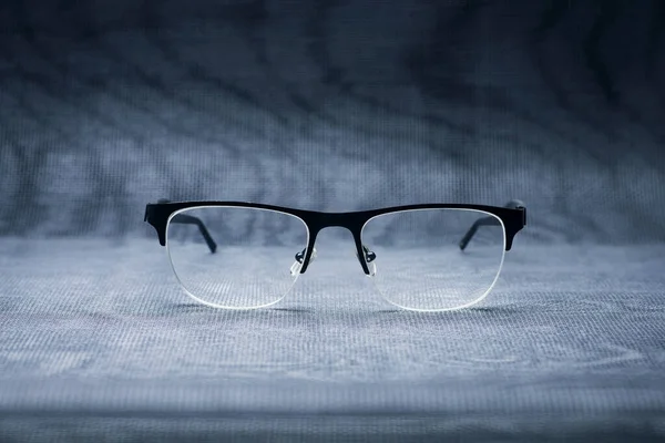 Schwarze Stylische Brille Für Den Blick Auf Metallischen Hintergrund — Stockfoto