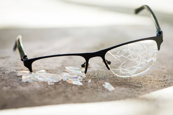 アスファルトの壊れたメガネ ストリート事故の概念 視力の低さ — ストック写真