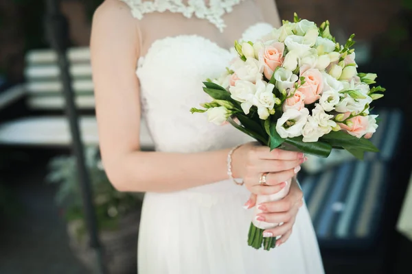 Bride Holding Wedding Flower Bouquet Outdoors Romantic Background — Stock Photo, Image