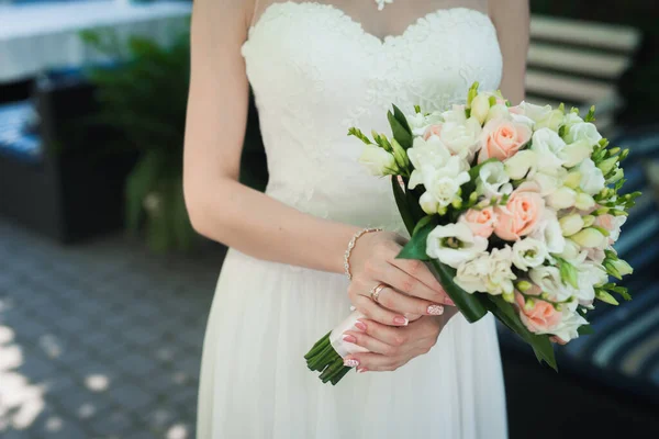 Novia Celebración Ramo Flores Boda Aire Libre Fondo Romántico — Foto de Stock