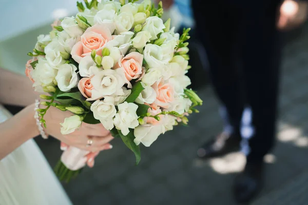 Menyasszony Kezében Esküvői Virág Csokor Szabadban Romantikus Háttér — Stock Fotó