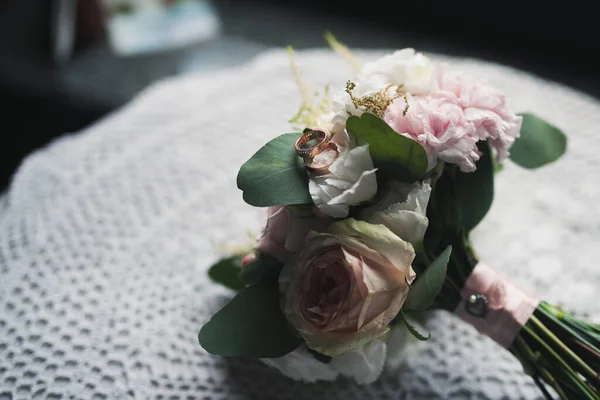 Ramo Flores Boda Mesa Blanca Flores Rosas Decoración Anillos Oro — Foto de Stock