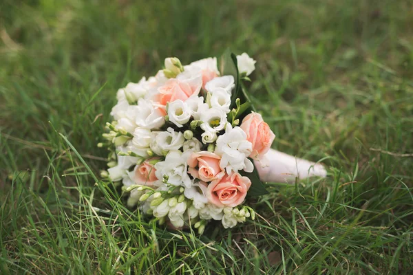 Wedding Flower Bouquet Green Grass Rose Flowers Outdoors — Stock Photo, Image