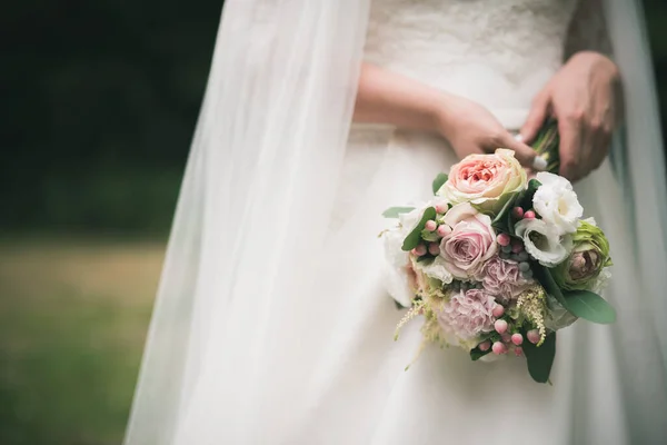Όμορφη Νύφη Λευκό Φόρεμα Κρατώντας Μπουκέτο Τριαντάφυλλα Ρομαντική Ημέρα Του — Φωτογραφία Αρχείου
