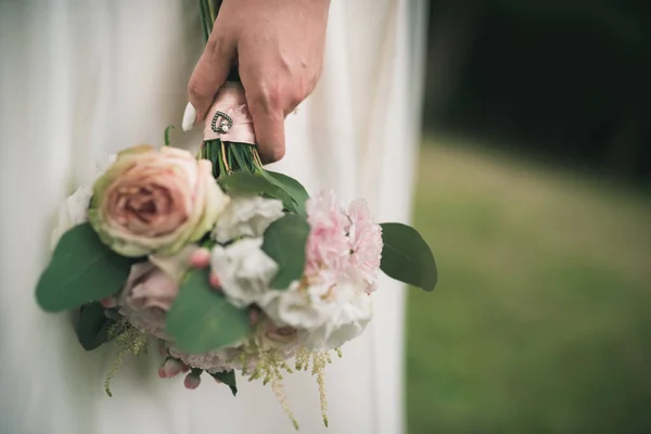 Bela Noiva Vestido Branco Segurando Buquê Rosas Dia Casamento Romântico — Fotografia de Stock