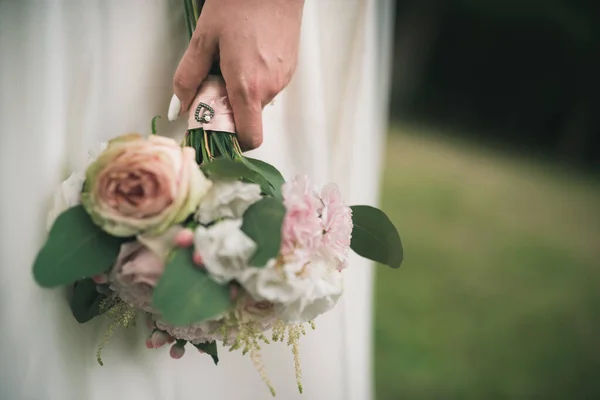 Hermosa Novia Vestido Blanco Sosteniendo Ramo Rosas Día Romántico Boda — Foto de Stock