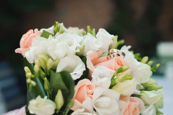 Wedding Flower Bouquet White Table Rose Flowers Decoration Golden Rings — Stock Photo, Image