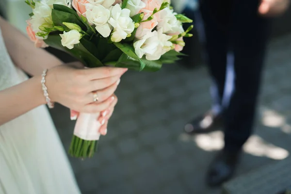 Brud Som Håller Bröllop Blomma Bukett Utomhus Romantisk Bakgrund — Stockfoto