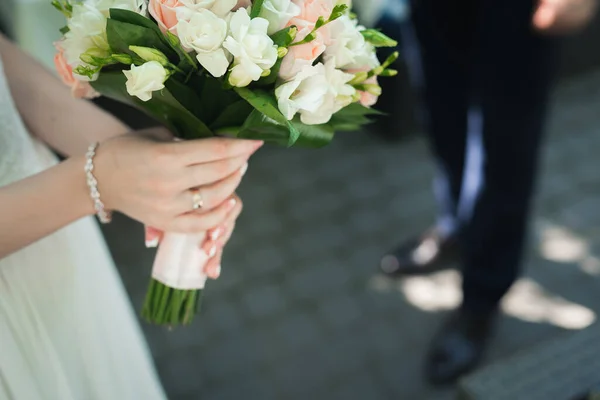 Novia Celebración Ramo Flores Boda Aire Libre Fondo Romántico — Foto de Stock