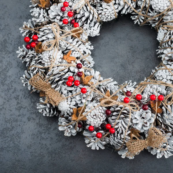 Різдвяний Вінок Прикрашений Сосновими Шишками Снігом Червоними Ягодами Зимові Канікули — стокове фото