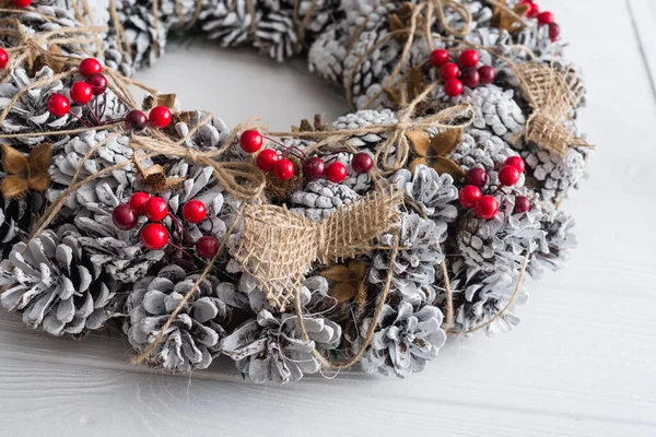 Weihnachtskranz Dekoriert Mit Tannenzapfen Schnee Und Roten Beeren Winterurlaub Hintergrund — Stockfoto