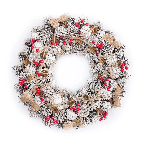 Рождественский Венок Украшен Шишками Снегом Красными Ягодами Изолированы Белом Фоне — стоковое фото