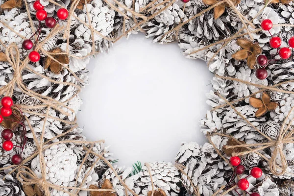 Різдвяний Вінок Прикрашений Сосновими Шишками Снігом Червоними Ягодами Ізольований Білому — стокове фото