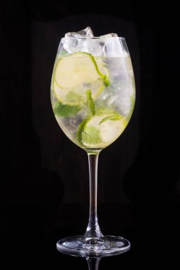 Siyah arka planda buzlu soğuk mojito kokteyli.