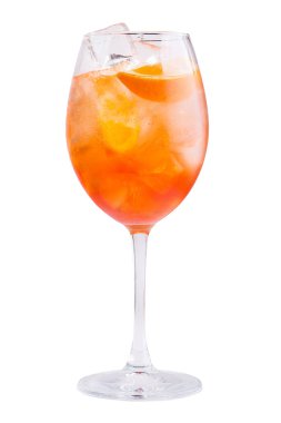 Beyaz arka planda izole edilmiş aperol spreyi kokteyli.