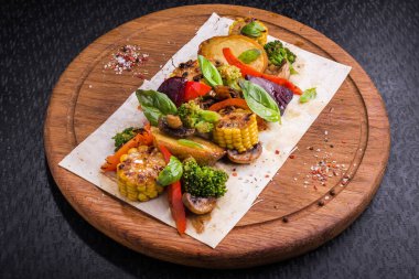 Tahtada ızgara sebze, mantar fesleğen, biber, sarımsak ve mısır.