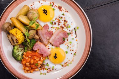 Yumurtalı, pastırmalı, brokolili, mantarlı ve fasulyeli İngiliz kahvaltısı