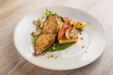 Sebzeli biftek ve fındıklı beyaz tabak. Güzel restoranlar servis yapıyor.