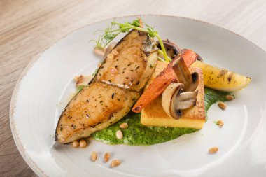 Sebzeli biftek ve fındıklı beyaz tabak. Güzel restoranlar servis yapıyor.