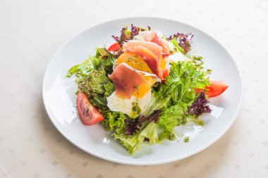 Haşlanmış yumurta, et ve beyaz tabakta domates salatası. sağlıklı yemek arkaplanı.