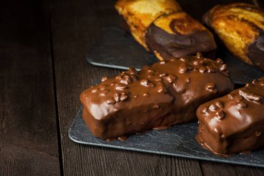 Tahta masada fındıklı lezzetli çikolatalı turta..