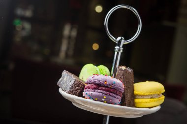 Tabağında şeker olan lezzetli bir makarna, siyah arka plan.