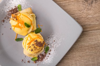 Şeftalili ve çikolatalı tatlı krep, yeşil nane şekeri