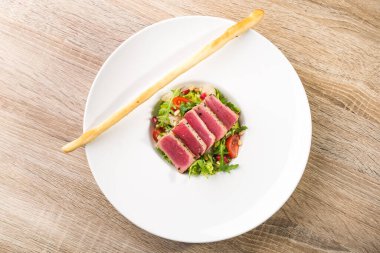 Lezzetli salata, domates ve beyaz tabakta nar taneleri. en üstteki görünüm