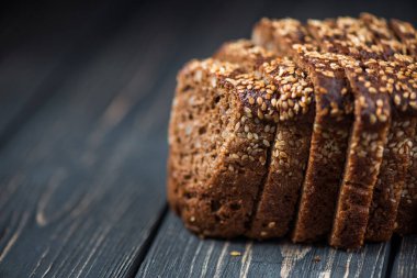 Tahta masada susamlı çavdar ekmeği.