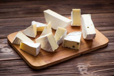 Tahtaya konmuş peynirli camembert peyniri. süt ürünü arka planı