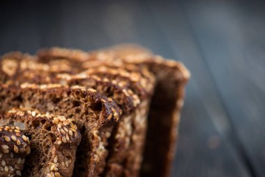 Tahta masada susamlı çavdar ekmeği.