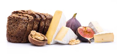 Çavdar ekmeği ve fındıklı brie peyniri, beyaz arka planda incir.