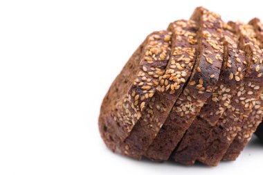 Beyaz arkaplanda susamlı çavdar ekmeği