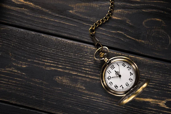 Relógio Bolso Vintage Dourado Uma Mesa Madeira Antecedentes Vista Superior — Fotografia de Stock
