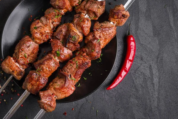 Carne Asada Shashlik Con Especia Pimiento Rojo Cacerola Mesa Piedra — Foto de Stock