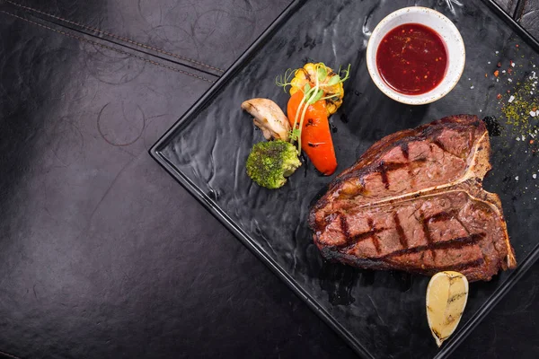 Grillowany Stek Bone Warzywami Czarnej Tablicy Grill Żywności Restauracji — Zdjęcie stockowe