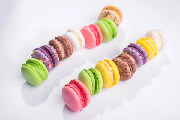 Muitos Biscoitos Macaroons Doces Coloridos Isolados Fundo Branco — Fotografia de Stock