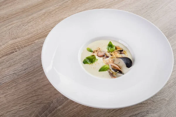 Sopa Queijo Com Mexilhões Uma Mesa Madeira — Fotografia de Stock